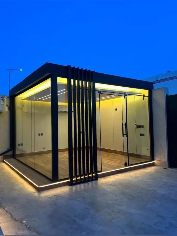 صورة من نحن؟